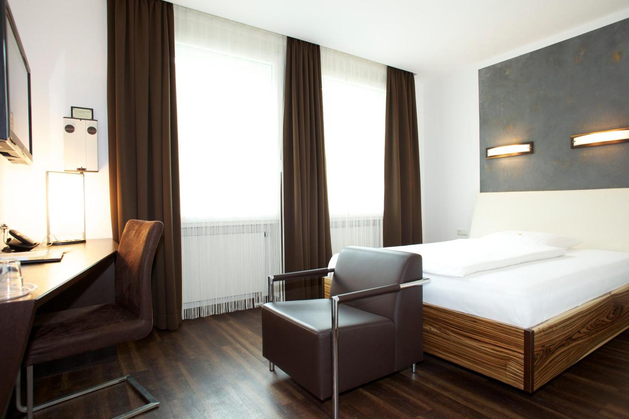 Hotel Zur Wartburg เรดา วีเดนบรุค ภายนอก รูปภาพ