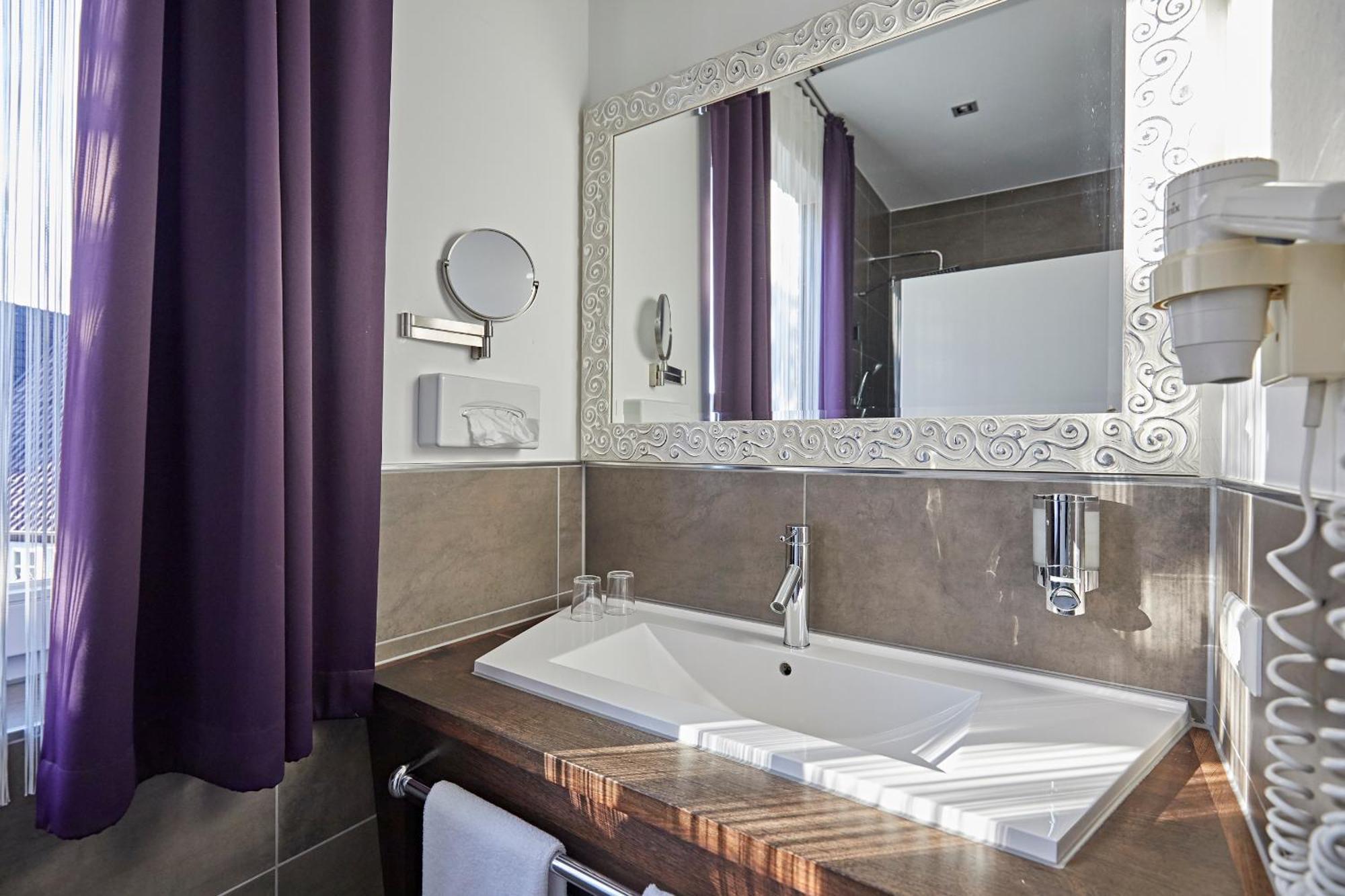 Hotel Zur Wartburg เรดา วีเดนบรุค ภายนอก รูปภาพ